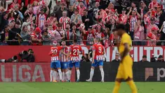 Para pemain Girona merayakan gol yang dicetak oleh Portu ke gawang Barcelona pada laga pekan ke-34 Liga SPanyol di Stadion Montilivi, Sabtu (4/2/2024). Girona menang dengan skor 4-2. (AFP/Lluis Gene)