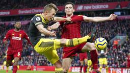Bek Liverpool, Andrew Robertson, menghadang tendangan pemain Southampton, James Ward-Prowse, pada laga Premier League di Stadion Anfield, Sabtu (1/2/2020). Liverpool menang 4-0 atas Southampton. (AP/Jon Super)