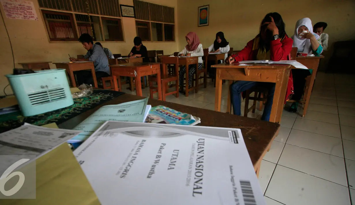 Suasana Ujian Paket B di SMP Muhammadiah Klaten,Yogyakarta (11/5). Ujian tersebut untuk mendapatkan ijazah setingkat SMP diikuti oleh 111 peserta. (Liputan6.com/Boy Harjanto)