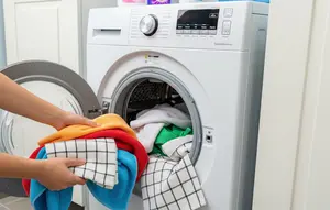 Bolehkah Mencuci Handuk Mandi dan Lap Dapur Bersamaan? Ini Penjelasan dan Risikonya