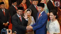 Presiden Joko Widodo (Jokowi) didampingi Ibu Negara Iriana memberikan ucapan selamat kepada Menteri Koordinator Politik, Hukum, dan Keamanan Mahfud Md seusai pelantikan Kabinet Indonesia Maju di Istana Negara, Jakarta, Rabu (23/10/2019). (Liputan6.com/Angga Yuniar)