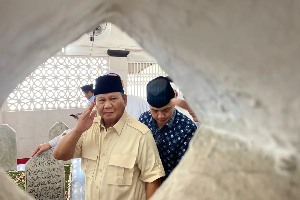 Calon Presiden (Capres) nomor urut 02, Prabowo Subianto, bersilaturahmi ke kediaman Habib Ali bin Abdurrahman bin Muhammad bil Ali Alhabsyi, generasi ketiga Habib Kwitang, di Jakarta Pusat, Jumat (16/2) (Istimewa)