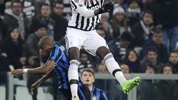 Gelandang Juventus, Paul Pogba (atas) berebut bola udara dengan gelandang Juventus, Geoffrey Kondogbia di leg pertama Coppa Italia di Stadion Olympic, Turin, (28/1/2016). Juventus menang atas Inter Milan dengan skor 3-0. (REUTERS/Giorgio Perottino)