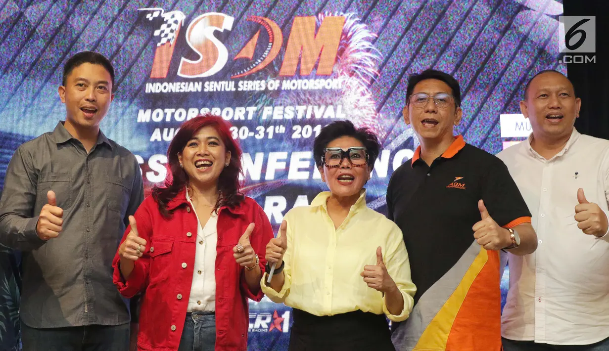 CEO ABM Enterprise, Vivi Montalalu (kedua kiri), GM Sentul International Sirkuit Lola Moenek dan Ketua IMI DKI Jakarta Anondo Eko (kanan) usai memberi keterangan terkait pelaksanaan ISSOM Night Race 2019 di Jakarta, Selasa (20/8/2019). (Liputan6.com/Helmi Fithriansyah)