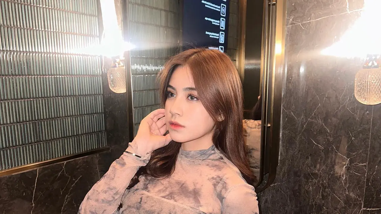 8 Potret Rinoa Aurora Senduk Tampil dengan Gaya Kasual Ini Curi Perhatian