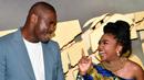 Aktor Idris Elba (kiri) dan Leah Jeffries berbagi momen saat menghadiri pemutaran perdana film Beast di Museum of Modern Art, New York, Amerika Serikat, 8 Agustus 2022. Leah mengenakan gelang emas tebal dan untaian mutiara di lehernya. (Photo by Evan Agostini/Invision/AP)