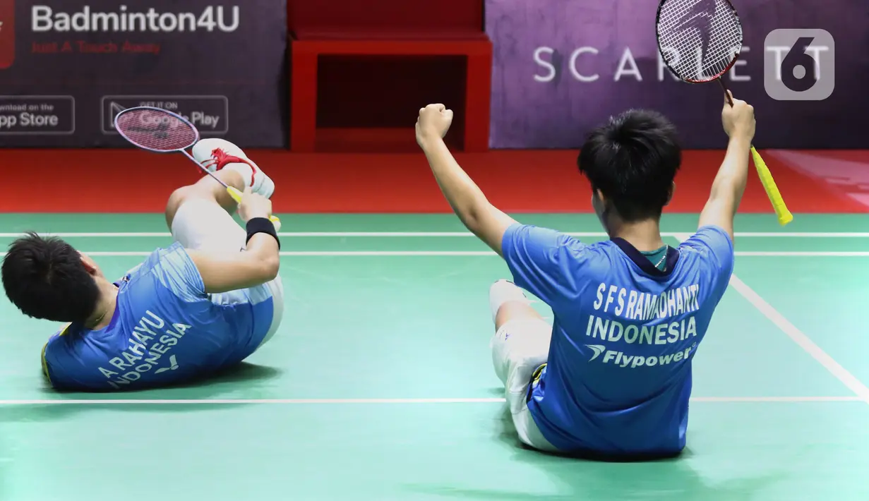 Pebulu tangkis ganda putri Indonesia, Apriyani Rahayu/Siti Fadia Silva Ramadhanti usai bertanding melawan Pearly Tan/ Thinaah Muralitharan (Malaysia) pada Semifinal Indonesia Masters 2022 di Istora Senayan, Jakarta, Sabtu (11/6/2022). Apriyani/Siti Fadia unggul 21-23, 21-14 dan 21-14. (Liputan6.com/Helmi Fithriansyah)