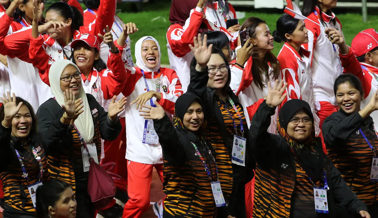 Kontingen Indonesia dan Malaysia kompak saat upacara penutupan SEA Games 2019 di Stadion New Clark City, Filipina, Rabu (11/12). Filipina menjadi juara umum pada gelaran kali ini. (Bola.com/M Iqbal Ichsan)