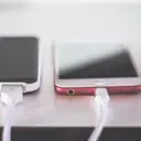 Kenapa Ngecas HP di Mobil Lama? Ini Cara Mengatasinya
