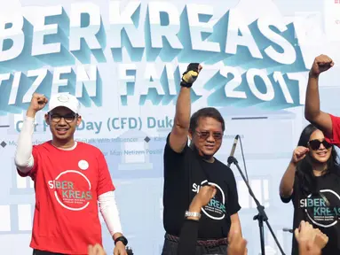Menkominfo Rudiantara saat mendeklarasikan siber kreasi melawan hoax saat CFD di Jakarta, Minggu (5/11). Siber kreasi dibentuk dari berbagai komunitas dan elemen masyarakat. (Liputan6.com/Angga Yuniar)