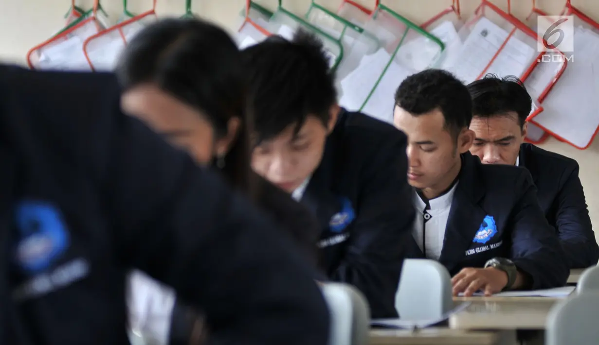 Para peserta mengerjakan soal Ujian Sekolah Berbasis Komputer (USBK) Paket C di Gedung SDN 03 Sumur Batu, Kemayoran, Jakarta, Kamis (21/3). Peserta USBK Paket C ini berasal dari empat Pusat Kegiatan Belajar Masyarakat (PKBM). (merdeka.com/Iqbal Nugroho)