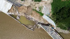 Foto udara memperlihatkan sebuah jembatan yang rusak akibat Badai John di dekat Acapulco, Negara Bagian Guerrero, Meksiko, pada tanggal 29 September 2024. (Francisco ROBLES/AFP)