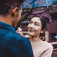 ilustrasi couple menatap mata/oneinchpunch/Shutterstock