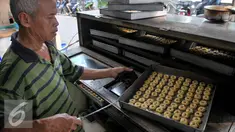 Pekerja membuat kue kering di rumah produksinya di kawasan Kwitang, Jakarta, Rabu (8/7/2015). Menjelang Hari Raya Idul Fitri permintaan kue kering mengalami lonjakan hingga 100 persen dibandingkan dengan hari biasa. (Liputan6.com/JohanTallo)
