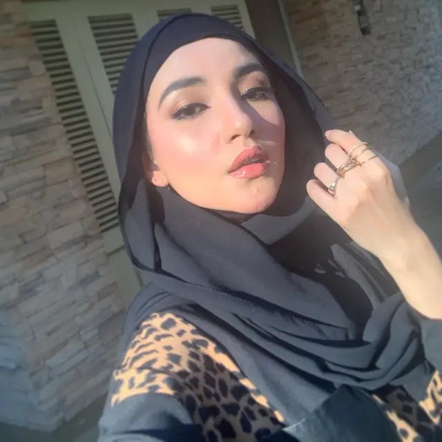 6 Pesona Tsania Marwa Tampil Berhijab, Curi Perhatian