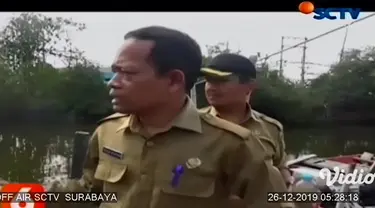 Puluhan ikan berbagai jenis mati di Kali Lamong di Desa Sukorejo Kecamatan Kebomas Kabupaten Gresik sejak Minggu (22/12). Ikan tersebut mati diduga akibat lindi TPA Benowo Surabaya dan yang ada di sepanjang sungai tersebut.