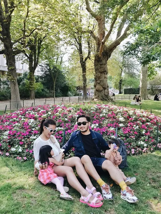 Hampir satu pekan Syahnaz Sadiqah dan keluarga berkeliling kota Paris. Ia menyinggahi beberapa tempat terkenal dan juga restoran yang menyuguhkan makanan lezat. (FOTO: instagram.com/syahnazs/)