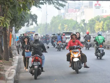 Pengendara motor melawan arus lalu lintas di kawasan Mampang Prapatan, Jakarta, Kamis (29/10). Meskipun  membahayakan pengguna jalan lain, kondisi ini telah lama berlangsung dan belum ada tindakan tegas dari penegak hukum. (Liputan6.com/Gempur M Surya)