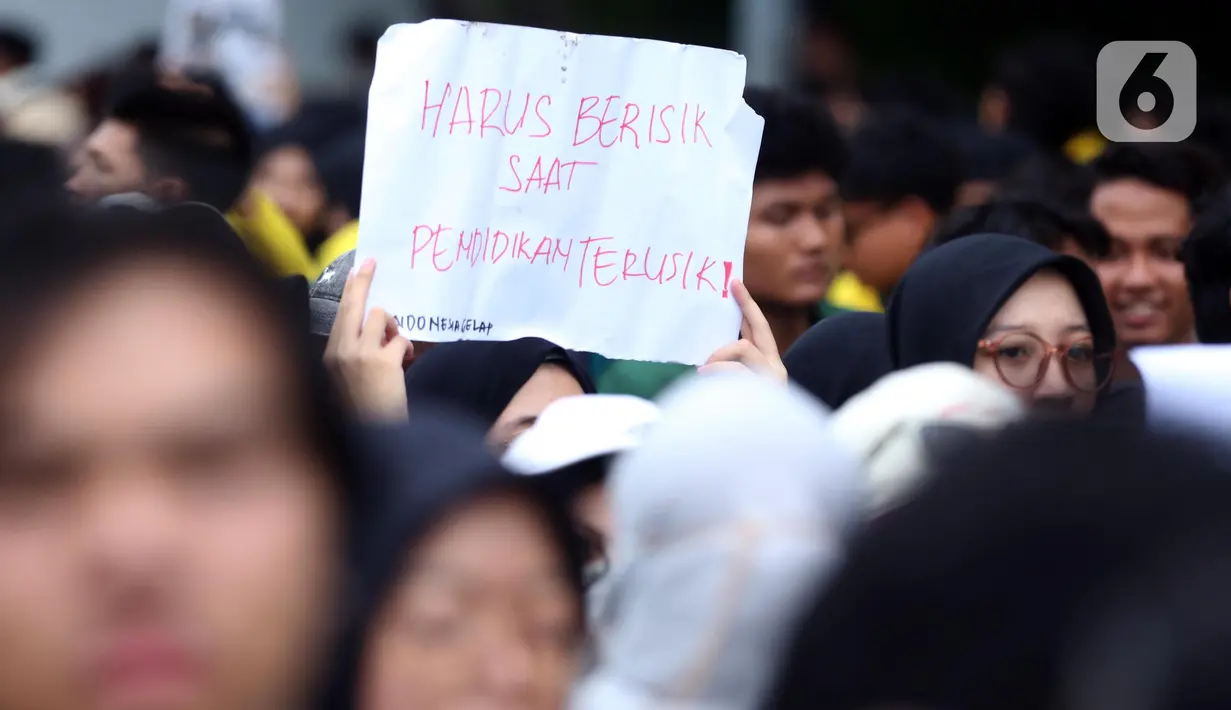 Badan Eksekutif Mahasiswa Seluruh Indonesia (BEM SI) menggelar aksi unjuk rasa pada Senin (17/2/2025). (Liputan6.com/Helmi Fithriansyah)