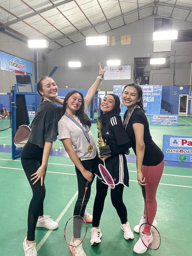 7 Potret Lesti Kejora dan Rizky Billar Main Badminton, Seru Bareng Sahabat