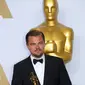 Aktor Leonardo DiCaprio menerima Oscar untuk Aktor Terbaik untuk film "The Revenant" di 88 Academy Awards di Hollywood, California (28/2/2016). (REUTERS/Mario Anzuoni)