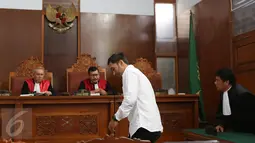 Aktor Restu Sinaga duduk di kursi terdakwa untuk menjalani sidang lanjutan di  Pengadilan Negeri Jakarta Selatan, Selasa (20/12). Majelis Hakim akan membacakan putusan dari perkara narkotika yang menjerat Restu Sinaga. (Liputan6.com/Herman Zakharia)