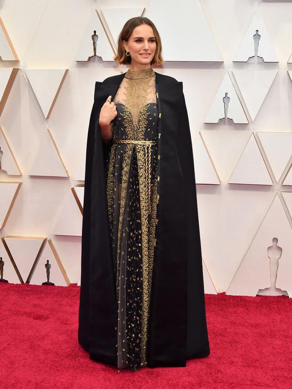 Natalie Portman berpose di karpet merah Academy Awards ke-92 atau Oscar 2020 di Dolby Theatre, Los Angeles, Minggu (9/2/2020). Lewat jubah hitam yang dikenakannya, Natalie memberikan dukungan dan penghormatan pada sutradara perempuan yang tidak mendapatkan nominasi. (Amy Sussman/Getty Images/AFP)