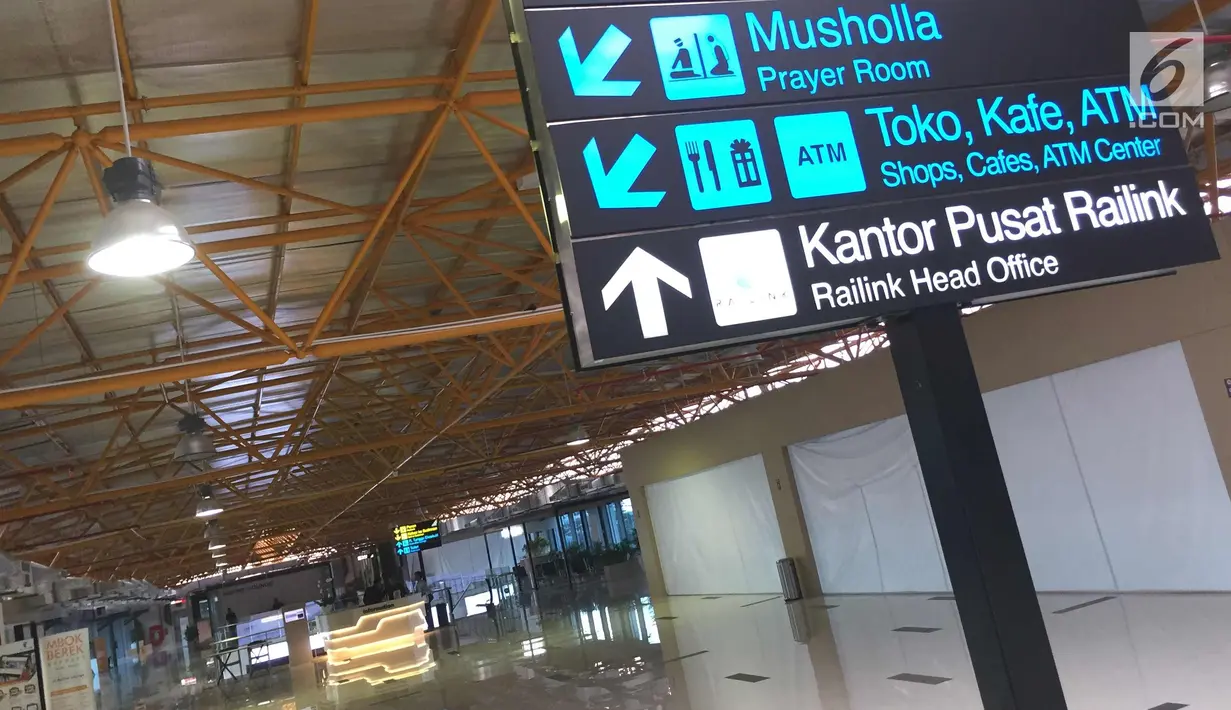 Suasana di sekitar Stasiun Sudirman Baru, Jakarta, Rabu (7/2). Longsor yang terjadi pada underpass di Jalan Perimeter Selatan Bandara Soekarno-Hatta membuat operasional kereta bandara harus dihentikan. (Liputan6.com/Immanuel Antonius)