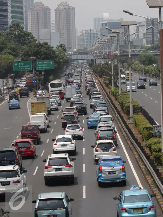 Ratusan kendaraan roda empat mengalami kemacetan ketika melintasi jalan tol Jakarta, Rabu (30/9). Jasa Marga mencatat volume kendaraan yang melewati seluruh ruas jalan tol yang dikelola BUMN Tol ini mengalami peningkatan. (Liputan6.com/Angga Yuniar)