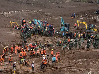 Tim penyelamat gabungan mencari korban yang terkubur longsor di Desa Pasirlangu, Bandung, Jawa Barat, pada Senin 26 Januari 2026. Untuk mempercepat proses pencarian dan penyelamatan korban longsor di Kampung Pasir Kuning, Desa Pasirlangu, Kecamatan Cisarua, Kabupaten Bandung Barat, tim gabungan mendapat bantuan tambahan tiga alat berat. (Timur Matahari/AFP)