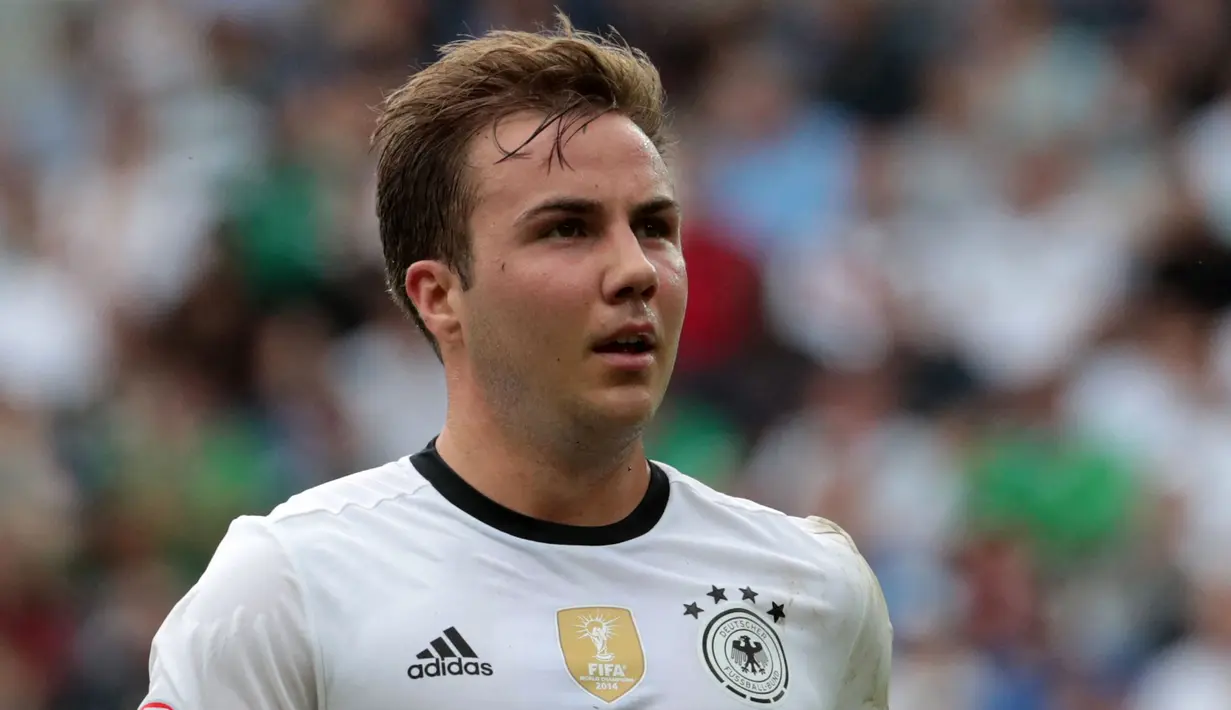 Mario Gotze akan memperkuat Eintracht Frankfurt pada musim depan. Ia dibeli dari PSV Eindhoven seharga 10 juta euro dengan kontrak hingga 2025. Sosok Gotze masih menjadi ingatan hangat saat jadi pahlawan kemenangan Timnas Jerman menjuarai Piala Dunia 2014 silam. Meski tak muda lagi, pengalaman pria 30 tahun tersebut akan dibutuhkan oleh skuat yang berjuluk Die Alder. (AFP/Kenzo Tribouillard)