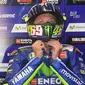 Pebalap Movistar Yamaha, Valentino Rossi, terlihat puas dengan hasil hari pertama tes MotoGP di Sirkuit Catalunya, Senin (13/6/2017). (EPA/Luca Zennaro)