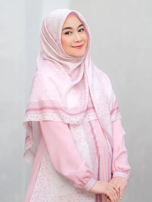 Meski begitu. beberapa penampilannya saat menggunakan gamis juga masih memperlihatkan baby bump. Tak sedikit netizen yang justru merasa gemas dengan penampilan Anisa Rahma ini. (Liputan6.com/IG/@anisarahma_12)