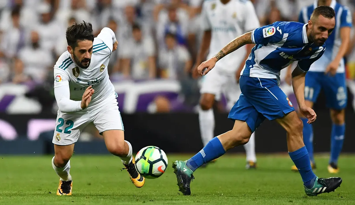 Pemain Real Madrid, Isco berebut bola dengan gelandang Espanyol, Sergi Darder dalam lanjutan La Liga 2017/2018 di Santiago Bernabeu, Minggu (1/10). Isco jadi pahlawan tim setelah memborong dua gol. (GABRIEL BOUYS/AFP)