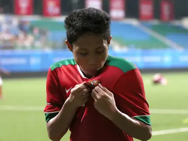 Ekspresi Evan Dimas Darmono setelah mencetak gol keenam Indonesia U-23 ke gawang Kamboja U-23 dalam babak penyisihan Grup A SEA Games 2015 di Stadion Jalan Besar, Singapura (6/6). Indonesia menang 6-1 dalam pertandingan tersebut. (Bola.com/Arief Bagus)