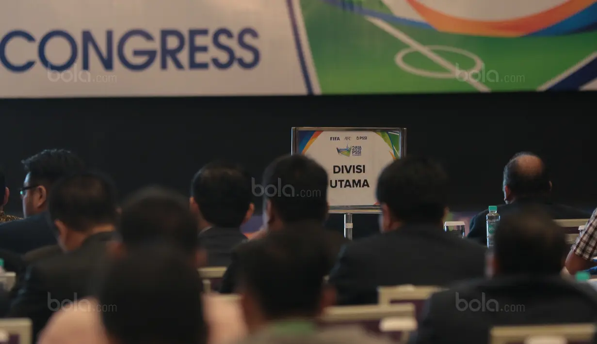 Peserta dari Divisi Utama hadir pada Kongres Tahunan PSSI 2018 yang berlangsung di ICE BSD, Tangerang (13/1/2018). Salah satu agenda Kongress PSSI 2018 adalah revisi Statuta. (Bola.com/Nicklas Hanoatubun)
