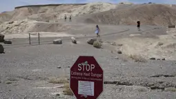 Sebagai tempat terpanas di Bumi, Death Valley memberikan tanda seru pada hari Minggu pada rekor musim panas yang memanggang di hampir seluruh dunia dengan suhu terpanas yang pernah tercatat, kata para ahli meteorologi. (AP Photo/John Locher)