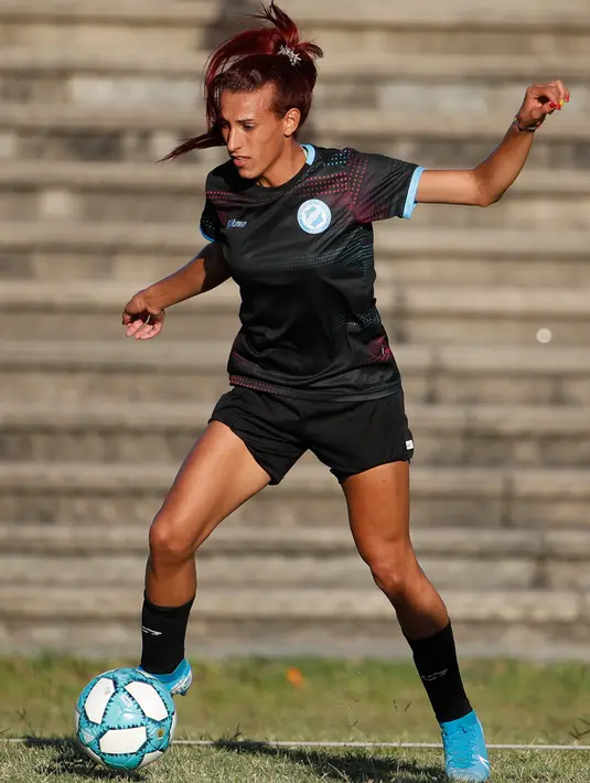 Pesepakbola transgender, Mara Gomez berlatih dengan tim sepak bola wanita divisi pertamanya, Villa San Carlos, di La Plata, 12 Februari 2020. Mara Gomez, pesepakbola transgender pertama yang akan merumput di liga profesional sepak bola wanita Argentina. (AP Photo/Natacha Pisarenko)