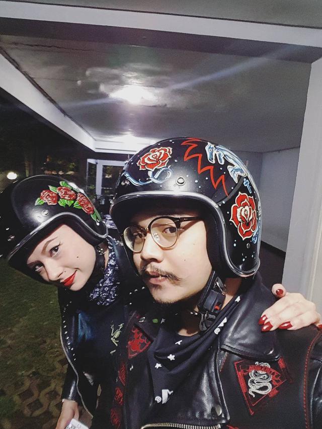 Romantis, 6 Momen Pasangan Seleb Boncengan Naik Sepeda Motor Ini Bikin Baper