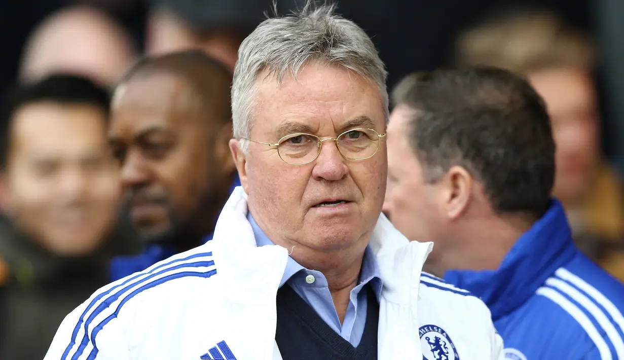 Guus Hiddink. Pelatih berusia 75 tahun yang baru saja kembali ditunjuk sebagai direktur teknik Timnas Curacao ini pernah dua kali membesut Chelsea di Liga Inggris. Pertama pada musim 2008/2009, Februari hingga Mei 2009, kedua pada musim 2015/2016, Desember 2015 hingga Mei 2016. (AFP/Justin Tallis)