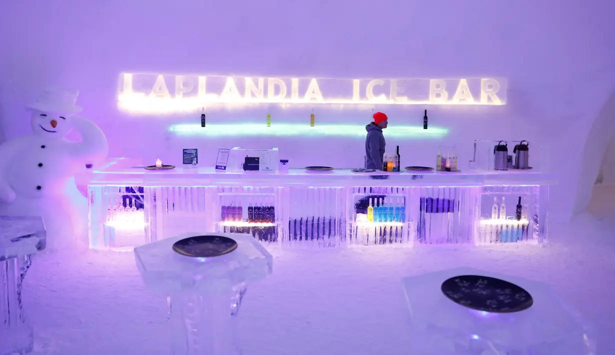 Seorang bartender menunggu pengunjung di sebuah bar di Desa Sinterklas atau Santa Claus Village, Finlandia, 15 Desember 2016. Setiap tahunnya, desa yang mendapat julukan Desa Sinterklas ini ramai oleh wisatawan. (REUTERS/Pawel Kopczynski)