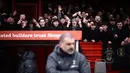 Pendukung Tamworth memadati tribune pada laga Piala FA 2024/2025 melawan Tottenham Hotspur di The Lamb Ground, Tamworth, Inggris, Minggu (12/01/2025) waktu setempat. (AFP/Henry Nicholls)