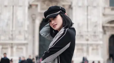 Tak hanya sebagai pelindung dari terik panas matahari, topi juga menjadi salah satu fashion item yang wajib bagi Ririn Ekawati. Dengan mengenakan topi, penampilannya pun nampak makin paripurna. (Liputan6.com/IG/ririnekawati)