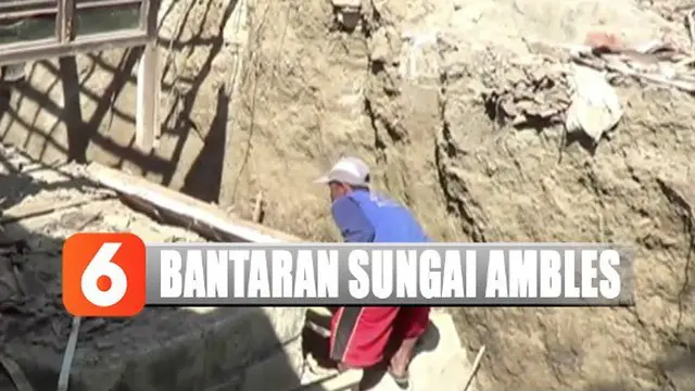 Tanah bantaran Sungai Begawan Solo alami pergerakan hingga membuat satu rumah warga ambruk.