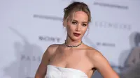 Aktris cantik Jennifer Lawrence berpose saat menghadiri penayangan perdana film terbarunya, "Passengers" di Los Angeles, California, AS, (14/12). Jennifer Lawrence akan berperan sebagai Aurora Dunn. (AFP Photo/Valerie Macon)