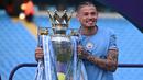 Gelandang Manchester City, Kalvin Phillips berpose dengan trofi Liga Inggris saat perayaan gelar usai laga pekan ke-37 menghadapi Chelsea di Etihad Stadium, Manchester (21/5/2023). Kalvin Phillips didatangkan pada awal musim 2022/2023 dari Leeds United. Berstatus pelapis di sektor gelandang bertahan, sejauh ini ia baru tampil 10 kali di Liga Inggris, termasuk di laga terakhir saat menang 1-0 atas Chelsea. (AFP/Oli Scarff)