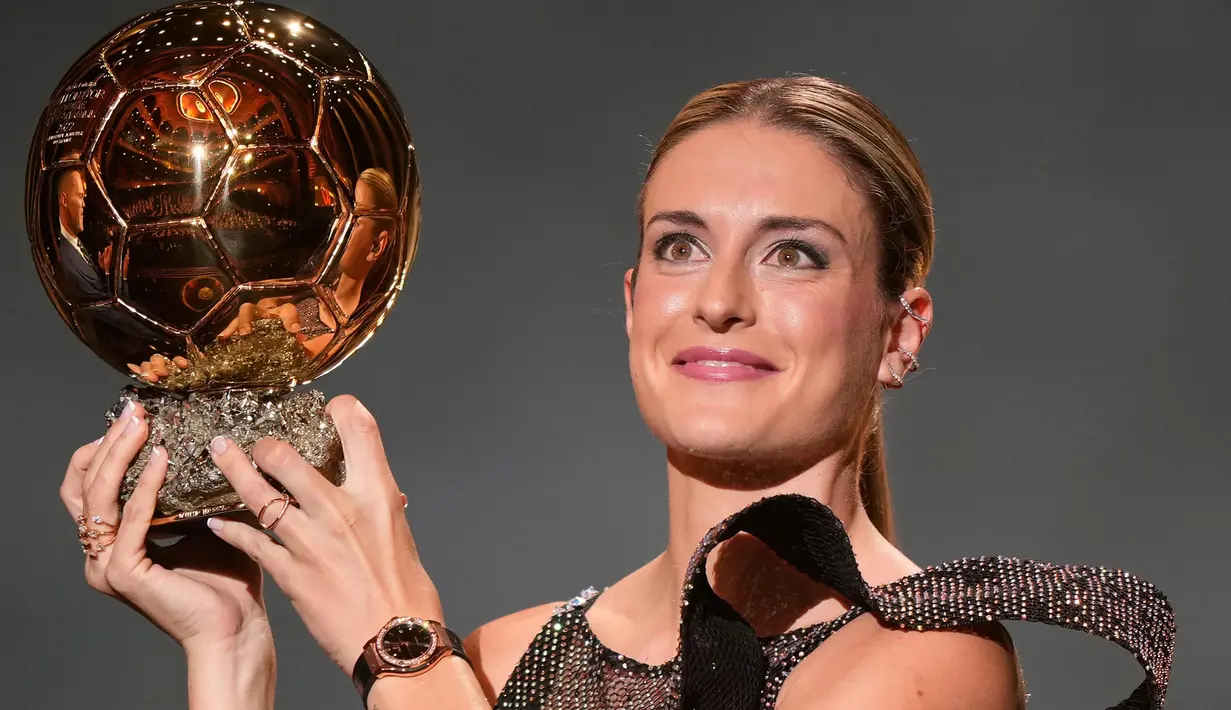 Pemain FC Barcelona, Alexia Putellas menerima penghargaan Woman Ballon d'Or keduanya saat upacara penghargaan Ballon d'Or France Football 2022 di Theater du Chatelet di Paris, Senin (17/10/2022). Alexia Putellas dinobatkan sebagai Pesepak Bola Wanita Terbaik pada malam penganugerahan Ballon d'Or 2022 di Theatre du Chatelet, Paris, Perancis, Selasa (18/10/2022) dini hari Waktu Indonesia Barat. (AP Photo/Francois Mori)