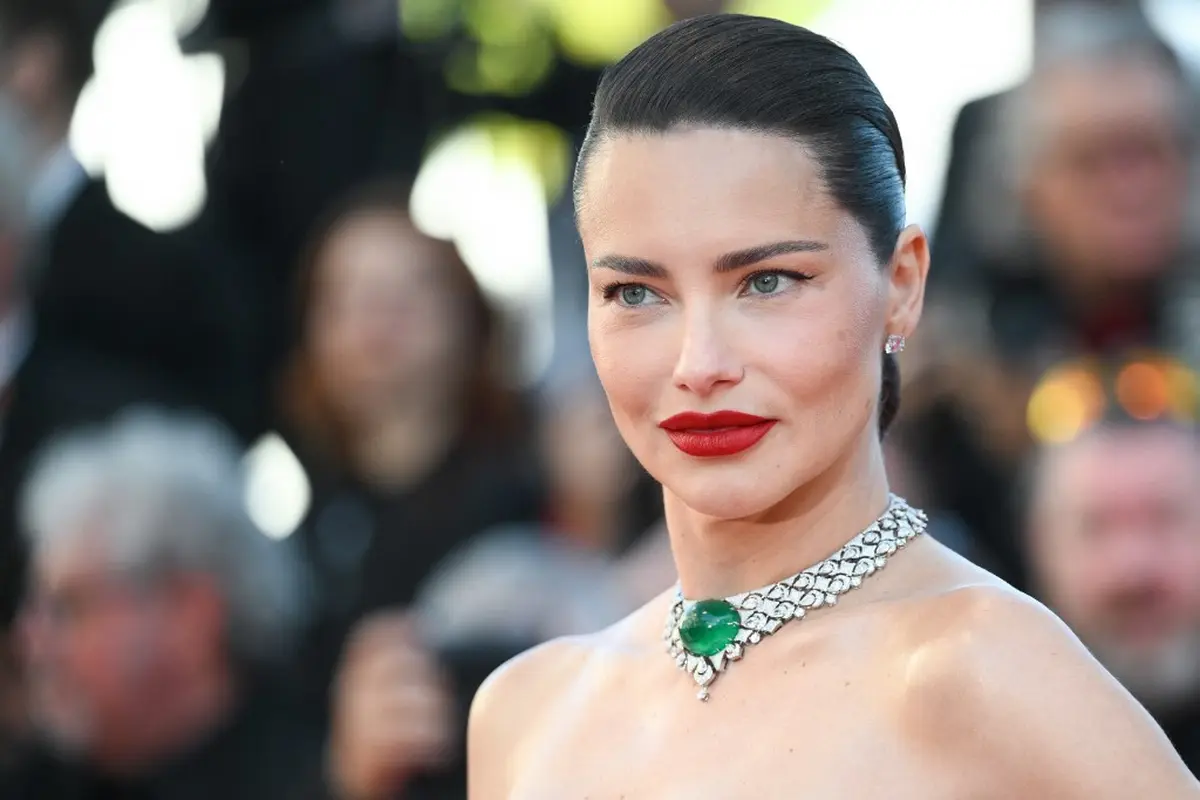 Wajah Supermodel Adriana Lima Diulik Dokter Bedah Plastik, Diduga Hasil Operasi