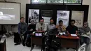 Kiri-Kanan : Zico, Muji Kartika Rahayu, Febi Yonestea (Dirut LBH Jakarta), M. Isnur Kepala Bidang Penanganan LBH), Chairul Anam (KASUM), Al Araf, Yati (Kontras) saat memberi keterangan pers terkait Pembebasan Bersyarat Polikarpus, Jakarta, Rabu (3/12/2014