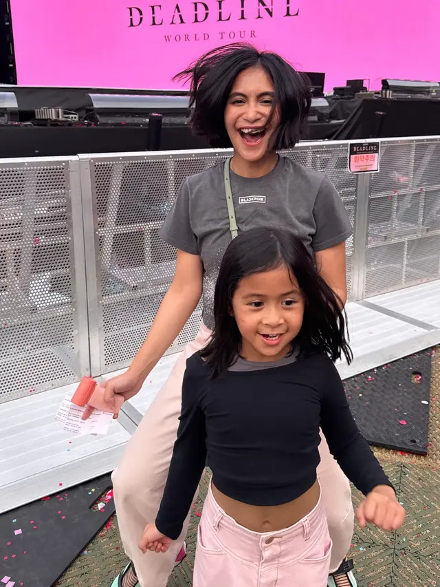 Caca Tengker, dan Hanggini  saat Nonton Konser Blackpink Langsung dari Korea Selatan.